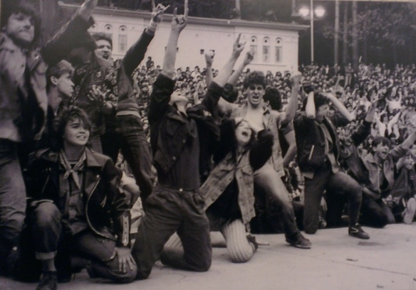 Българските младежи през 80-те години куфеят на концерт