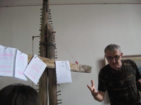 Красимир Дамянов обяснява как се постига кулминацията на разказа чрез числата на Фибуначи, анализирани върху дървения Текстов модулатор. Снимка: Бистра Величкова 